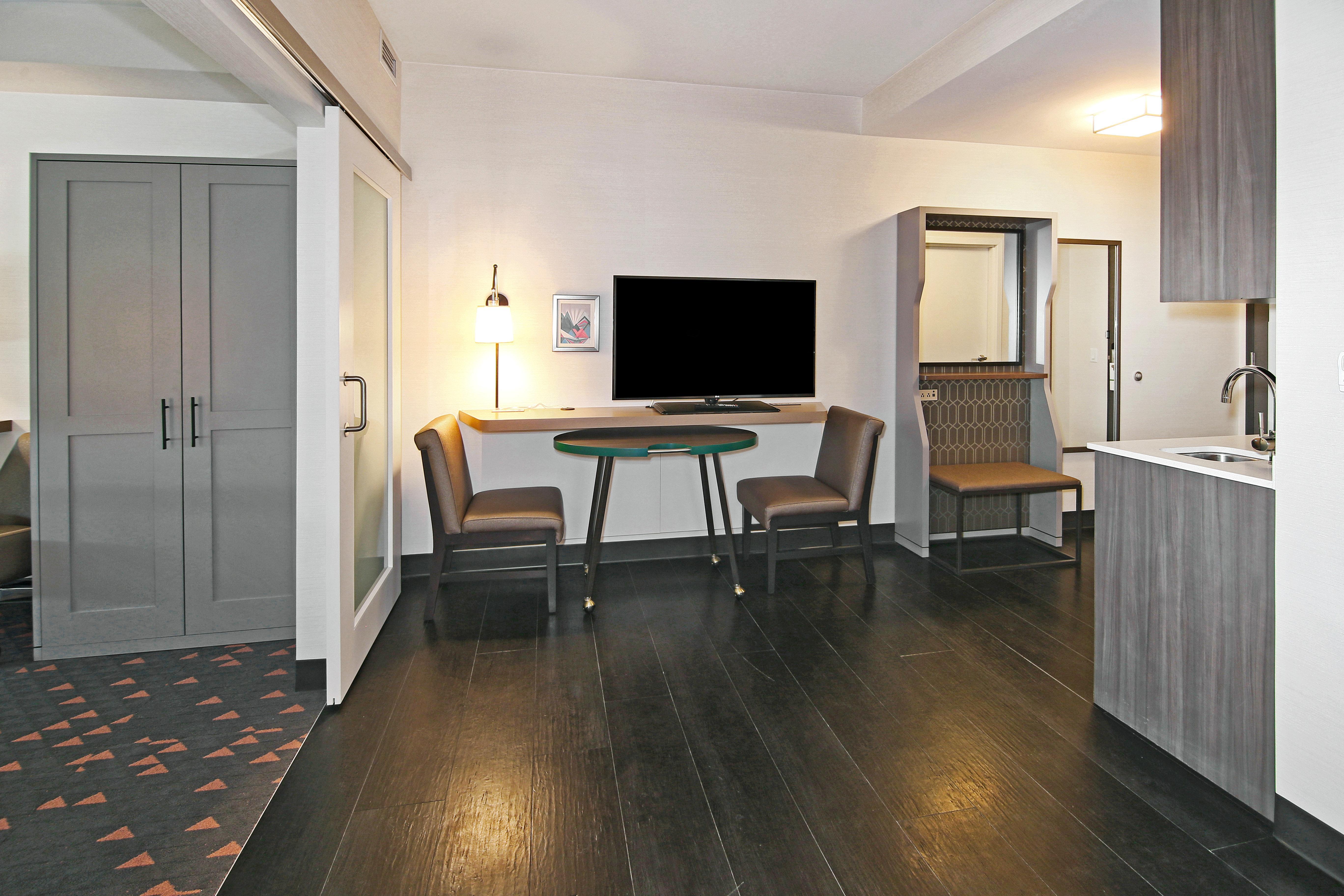Hotel & - Airport North By Ihg Calgary