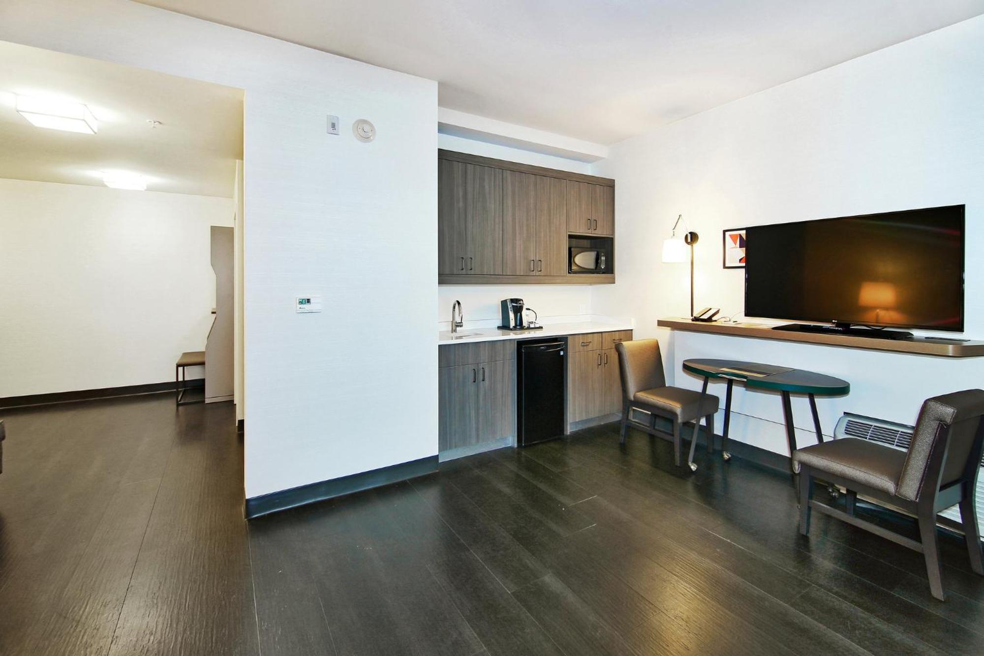 & - Airport North By Ihg Hotel Calgary