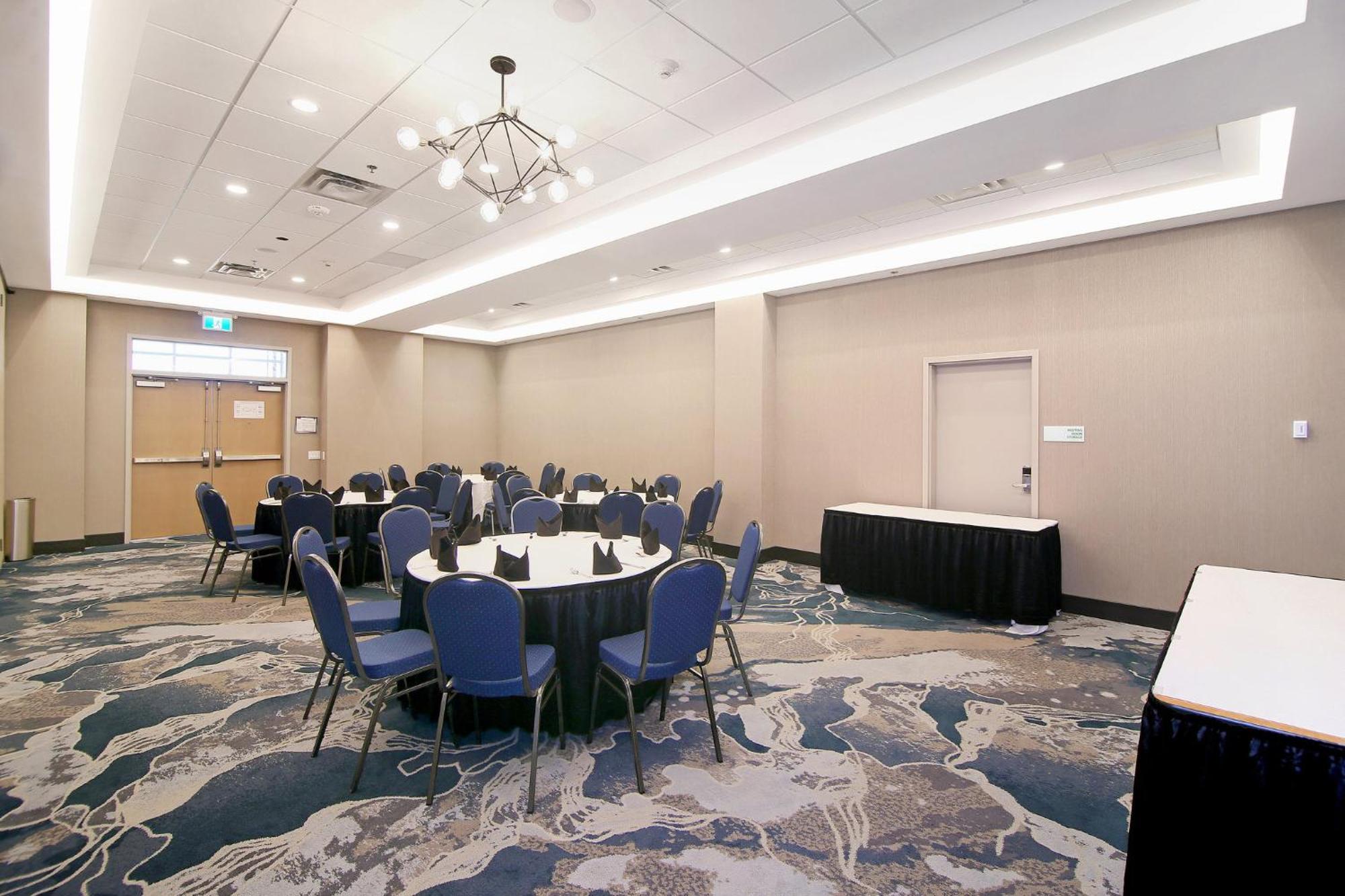 & - Airport North By Ihg Hotel Calgary